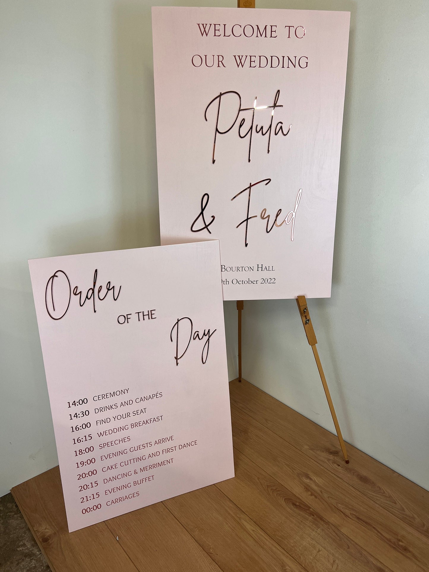 Elegant white and gold order of the day wedding sign with a clear and organized schedule of events, including ceremony and reception, hand-painted with high-quality materials and laser-engraved for a lasting keepsake. Perfect for guiding guests.